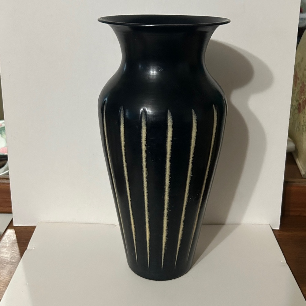 🔥Elegant metal vase stands 12 inches high approximately 5 1/2 inches wide ❤️